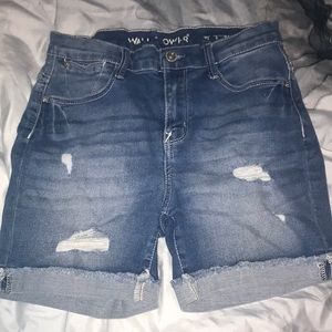 Super cute pair of Juniors Wallflower jean shorts